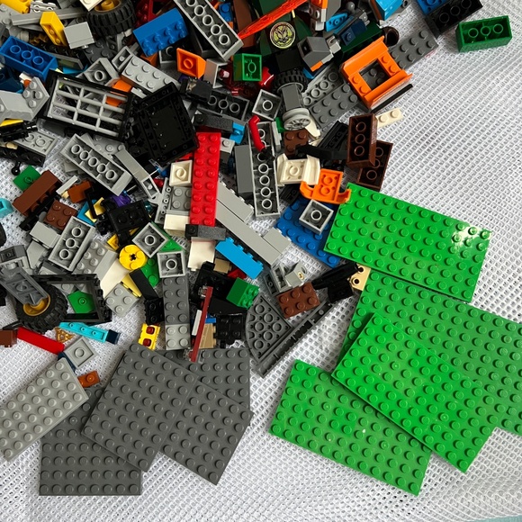 1 kilo of Assorted Lego Pieces in Bright Yellow Lego Box - Picture 6 of 7